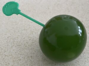 楊枝を刺したまりも羊羹