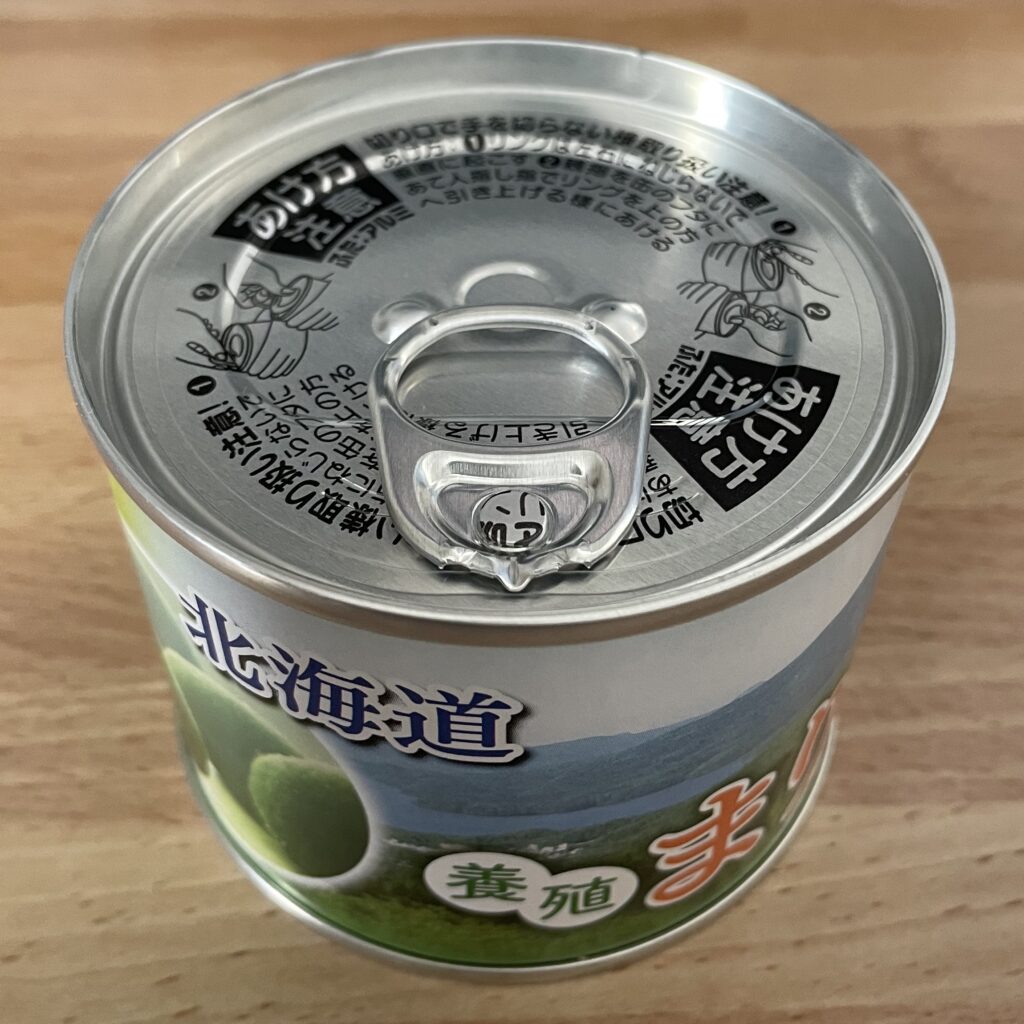 マリモの缶詰の正面上からの写真